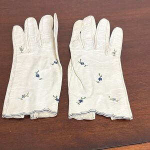 Embroidered Soft Leather embroidered gloves off white size small Vintage